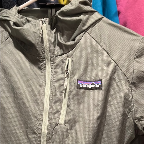 Women’s Patagonia Green  Lightweight Jacket with hood sz S - Picture 3 of 6
